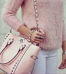 Piękna torba i ten sweterek tak pasuje :)