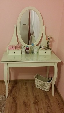 dziewczyny chciałam się poradzić w pewnej sprawie ;) chciałam dobrać jakieś krzesło do toaletki tylko nie wiem czy to ma być zwykły taboret czy może być krzesło zwykle białe z ł...