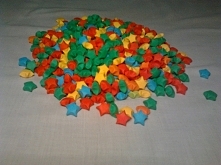 Gwiazdki szczęścia. Sprzedje ręcznie wykonane papierowe gwiazdki o średnicy około 1 cm. Są idealnym dopełnieniem każdego prezentu i ozdobą. Wystarczy je wsypać do wazonu a będą ...