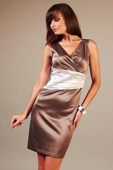 Gustowna brązowa sukienka z ozdobnym pasem srebrnym