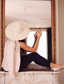 "Boję się, że kiedy będziemy od siebie na wyciągnięcie ręki wszystko się zepsuje. Nie będę już dla Ciebie świętem, tylko codziennością. Niezmiernie trudno zachwycać się cod...