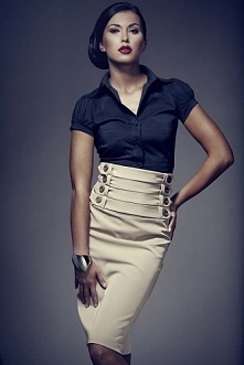 Ołówkowa spódnica z ozdobnymi paskami podkreślającymi talie