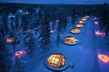 Oglądanie zorzy polarnej w przezroczystych domkach