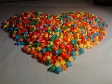 Gwiazdki szczęścia. Sprzedje ręcznie wykonane papierowe gwiazdki o średnicy około 1 cm. Są idealnym dopełnieniem każdego prezentu i ozdobą. Wystarczy je wsypać do wazonu a będą ...