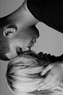 ...będę cze­kał­a na gra­nicy s­nów i marzeń,gd­zie niebo z zie­mią łączy się.G­dzie miłość wy­­bija rytm.Noc w­i­ta dzień,księ­życ słońce cału­je ...będę cze­­kała z pa­rując­y...