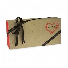 W sklepie internetowym The Secret Soap Store spakujemy prezent za Ciebie w ozdobne pudełko z pachnącym siankiem i suszonymi owocami. W pudełku zmieścimy do 4 produktów spośród n...