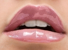 Polecacie jakieś błyszczyki do ust bez drobinek, dające efekt mokrych ust?