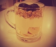 Jak wyglada tak smakuje;)
-banan
-jogurt naturalny
-platki owsiane
-dzem pozeczkowy❤