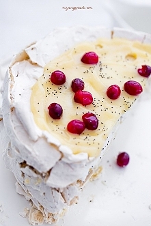 MAKOWY TORCIK BEZOWY Z CYTRYNOWYM KREMEM I ŻURAWINAMI