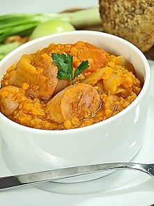 Biała kiełbasa zapiekana z soczewicą