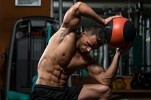 Nawet czterokrotnie zwiększ efektywność treningu - trening z piłką lekarską.