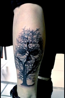 tatuaże czaszki na łydce