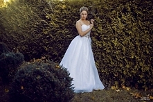 tu suknia z mocno zdobionym...