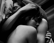 "Nie boję się wejść w związek. Boję się uzależnienia od drugiej osoby. Umieram ze strachu, że jedno słowo czy gest może mnie doszczętnie zniszczyć."