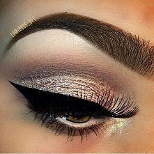 Makijaże z kreską na oku, i...