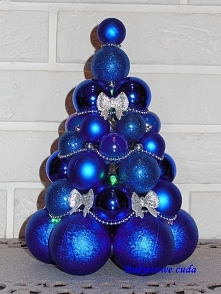 Świecąca choineczka z bombek