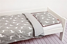 Jelenie na szarym tle. 
QOQO