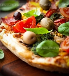 Pizza z pomidorami, anchois i kaparami