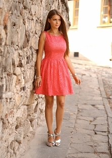 <3 <3 Koronkowa sukienka Illuminate podszyta kilkoma warstwami tiulu, pięknie wykończona na dole. Kolor koralowy róż