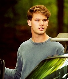 Jeremy Irvine znanyz filmu ...