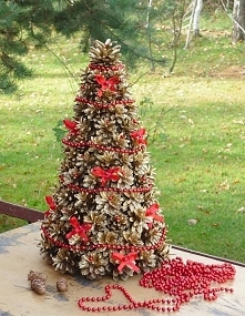 Choinka do samodzielnego montarzu z kawałka kartonika i sosnowych szyszek. Wystarczy klej na gorąco i ewentualnie faba w spreju i gotowe...