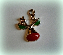 Uroczy renifer na święta? Proszę bardzo!:) 
Zastanawiam się czy wykorzystać tę zawieszkę do wykonania naszyjnika czy do bransoletki i nie mogę się zdecydować. A Wy jak uważacie?
