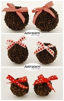 Bombki ozdobione kawą. Zapr...