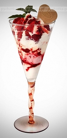 Deser z poziomką i ananasem