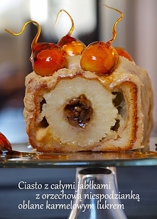 Ciasto z całymi jabłkami, orzechową niespodzianką i karmelowym lukrem.