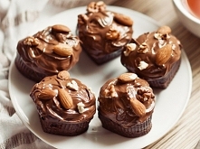 Składniki / 14 szt.:

    2/3 szklanki orzechów laskowych + 1/4 szklanki orzechów laskowych na posypkę,
    1 szklanka posiekanych daktyli bez pestek,
    1/3 szklanki bezgluten...