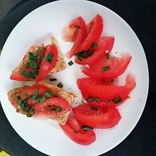 Kanapka z pomidorem i szczy...