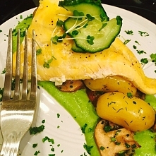pieczony wędzony halibut na ziemniaczkach obtoczonych w koperku na grzybkach i puree z zielonego groszku