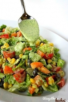 Pyszna salatka idealna do grillowanego mięsa... pomidory kukurydza ciemne oliwki dymka kilka listków sałaty masłowej dressing: b. duży pęczek pietruszki sok z cytryny mały ząbek...