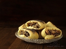 Drożdżowe paszteciki z kapustą kiszoną i grzybami