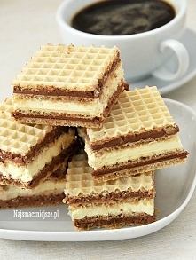 Składniki: – 400 g miękkiego masła – 300 g mleka w proszku (najlepsze pełne ‚niebieskie’) – 140 ml mleka – 120 g cukru – 2 łyżki kakao – wafle (u mnie 4 duże) Przygotowanie: Mle...