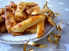 PALUSZKI SEROWE.

          Składniki na 4 porcje:

    210 g mąki pszennej
    125 g masła
    125 g chudego białego twarogu
    około 1/2 łyżeczki soli (płaska)
    1/2 łyżecz...