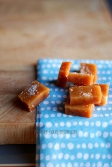 KARMELKI Z SOLĄ MORSKĄ.