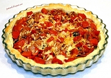 Składniki: (przepis własny) płat ciasta francuskiego 10-15 dag pieczarek 2 małe pomidory (albo jeden większy) papryka czerwona 4 grubsze plastry szynki 15-20 dag startego na tar...