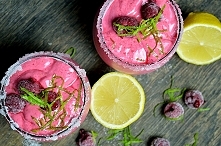 Maliny, lemonka, jogurt, pycha. Smoothie na kilka dni przed świątecznym szaleństwem.