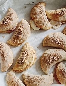 Empanadas z pomidorami i serkiem śmietankowym