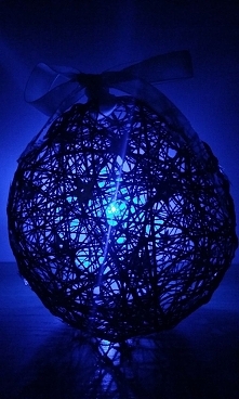Podświetlona bombka z nici ;)