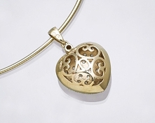 Zawieszka z ażurowym dołem.