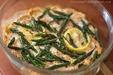 Szparagi pod łososiem