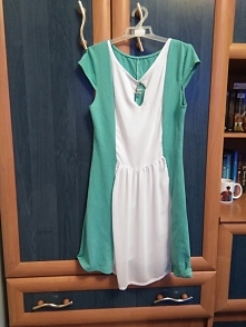 SPRZEDAM!
Sukienka biało-miętowa założona tylko raz. Stan bardzo dobry. 
Rozmiar S/M. 
Cena: 35 zł :) 
Zapraszam na priv :D