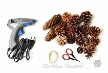 Dekoracja choinkowa z szyszek