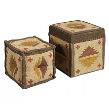 Stylowa Pufa Etno większa posiada schowek.Obie w odcieniach brązu.