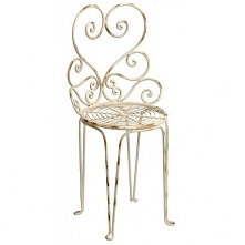 Metalowe krzesło z serii Luna renomowanej marki Belldeco. Delikatne postarzenia dodają mu niezwykłego uroku.