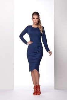 Granatowa suknia z ozdobnymi marszczeniami