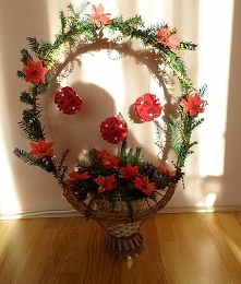 Stroik świąteczny z kosza wiklinowego DIY