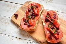 Kanapka z chorizo, papryką konserwową i suszoną żurawiną